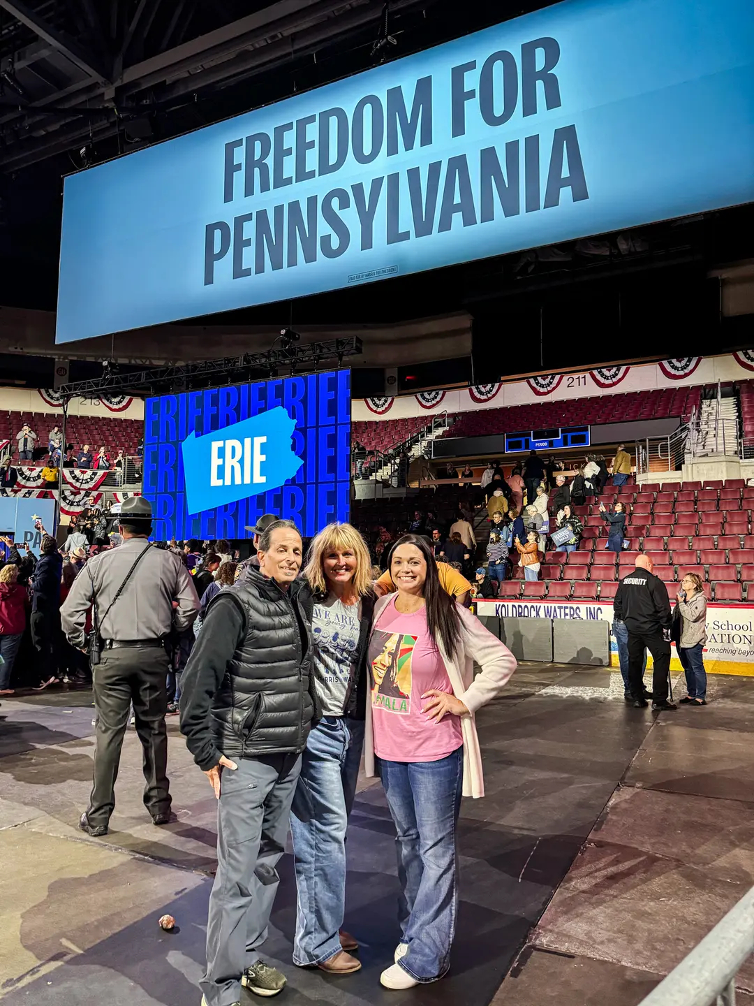 Nicole Harriman, analista financiera, y Holly Thomas, contable, asisten a un mitin del candidato republicano a la vicepresidencia, el senador JD Vance (R-Ohio), en Williamsport, Pensilvania, el 16 de octubre de 2024. (Arjun Singh/The Epoch Times)