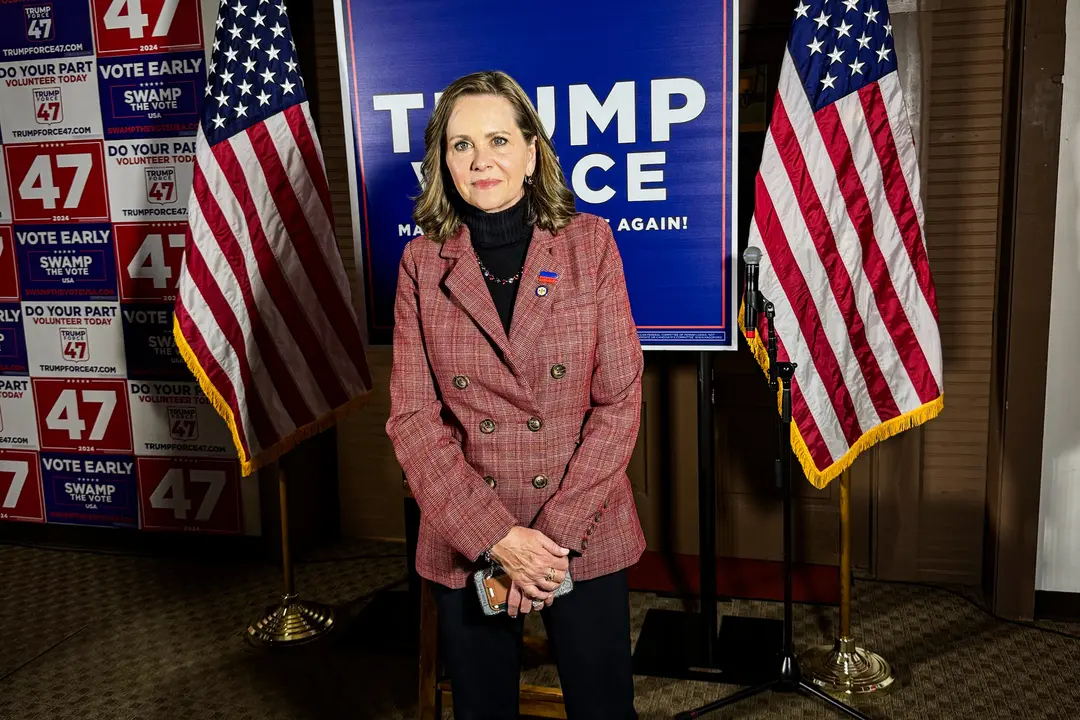 La senadora por el estado de Pensilvania, Camera Bartolotta, asiste a las declaraciones del gobernador de Virginia Occidental, Jim Justice, en nombre de la campaña de Trump en Waynesburg, Pensilvania, el 17 de octubre de 2024. (Arjun Singh/The Epoch Times)