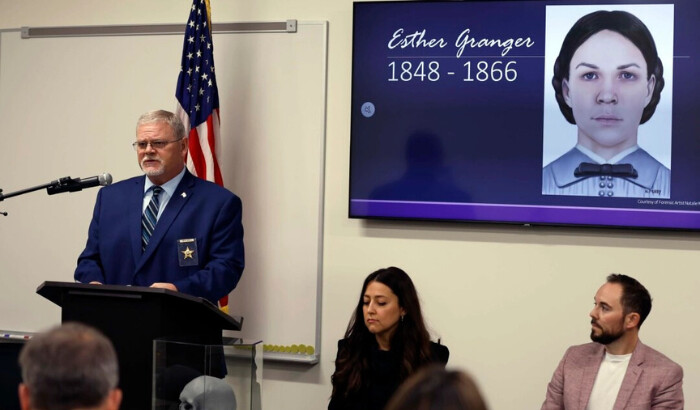 El forense del condado de Kane, Rob Russell, es fotografiado con una representación artística de la imagen de Esther Granger mientras habla durante una conferencia de prensa en St. Charles, Illinois, el 24 de octubre de 2024. (Brian Hill/Daily Herald vía AP)