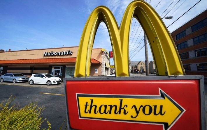 Un cartel frente a un restaurante McDonald's en Pittsburgh el 23 de abril de 2022. (Gene J. Puskar/Foto AP)