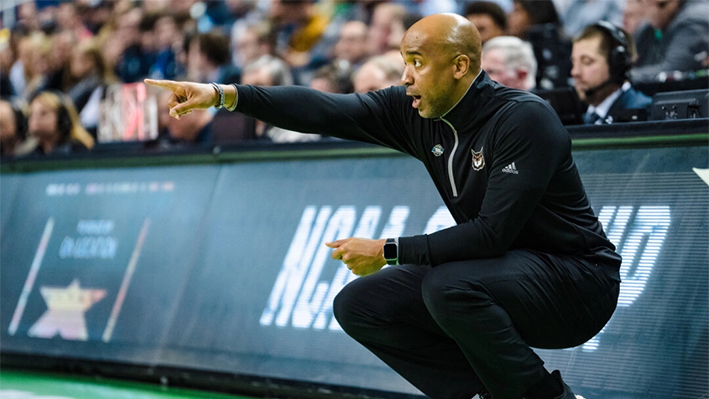 El entrenador Amir Abdur-Rahim de los Kennesaw State Owls observa el partido contra los Xavier Musketeers en la primera ronda del Torneo de Baloncesto Masculino de la NCAA en The Fieldhouse en Greensboro Coliseum en Greensboro, Carolina del Norte, el 17 de marzo de 2023. (Jacob Kupferman/Getty Images)