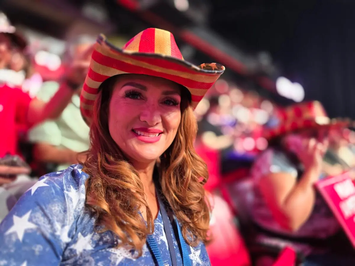 Dunia Antunez, de Las Vegas, asiste a un mitin de apoyo al expresidente Donald Trump en Las Vegas el 24 de octubre de 2024. (Allan Stein/The Epoch Times)