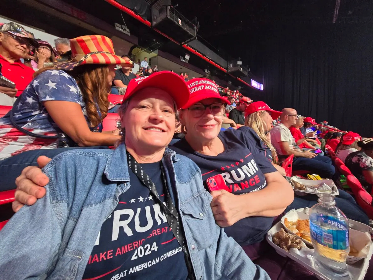 Linda Lebica (I) y Kathy Lauer (D), de Las Vegas, entre las 29.000 personas que asistieron a un mitin de campaña del expresidente Donald Trump en Las Vegas el 24 de octubre de 2024. (Allan Stein/The Epoch Times)