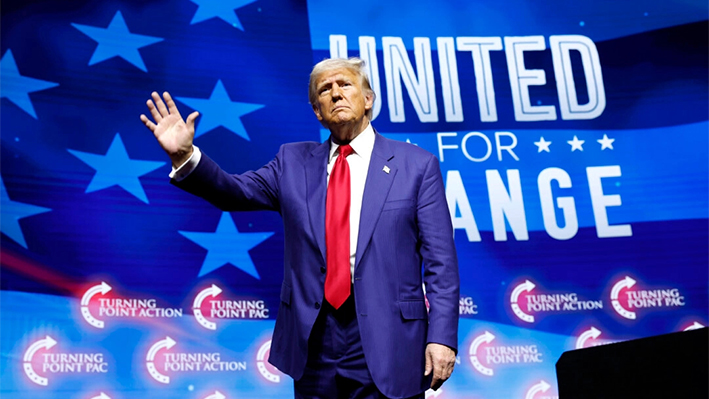 El candidato presidencial republicano y expresidente Donald Trump se marcha tras hablar en un mitin de campaña de Turning Point Action en el Thomas & Mack Center de Las Vegas el 24 de octubre de 2024. (Anna Moneymaker/Getty Images)