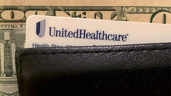 Una tarjeta de seguro médico de UnitedHealth Group en una cartera el 14 de octubre de 2019. (Lucy Nicholson/Ilustración/Reuters)