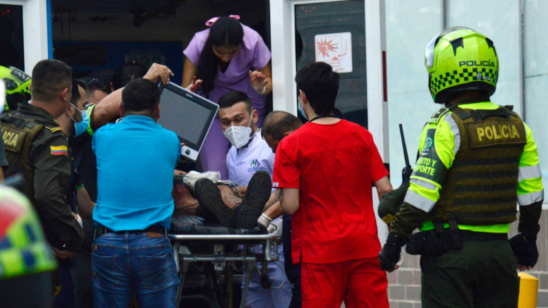 Uno de los dos policías heridos llega al hospital tras sufrir un ataque con explosivos por parte de grupos criminales en Cúcuta, departamento de Norte de Santander, Colombia, el 25 de octubre de 2024. (Schneyder Mendoza/AFP vía Getty Images)