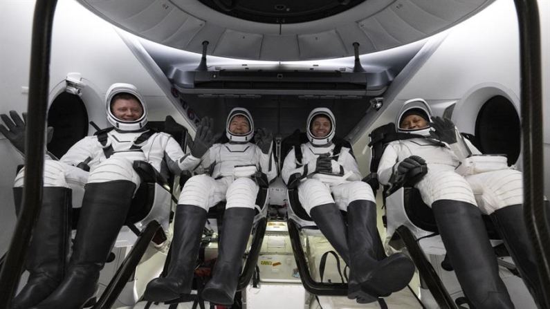 Fotografía cedida por la NASA donde aparecen el cosmonauta de Roscosmos, Alexander Grebenkin (i); los astronautas de la NASA Michael Barratt (2i), y Matthew Dominick (2d), y Jeanette Epps (d), sentados dentro de la nave espacial Dragon Endeavour de SpaceX poco después de haber amerizado el 25 de octubre en el Golfo de México frente a la costa de Pensacola, Florida (EE.UU.). EFE/Joel Kowsky/NASA