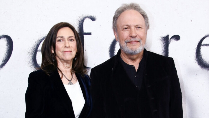 Billy Crystal y su esposa, la productora Janice Crystal, asisten al estreno de "Before" de Apple TV en la ciudad de Nueva York el 16 de octubre de 2024. (Leonardo Munoz/AFP vía Getty Images).