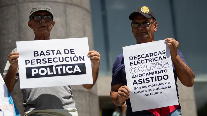 Imagen de archivo de personas que sostienen carteles durante una manifestación frente a la sede de la ONU en Caracas (Venezuela). EFE/ Ronald Peña R.
