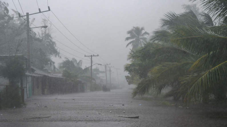 Fuertes lluvias provocadas por el huracán Helene caen sobre la localidad costera de Guanimar, en la provincia de Artemisa, al suroeste de La Habana (Cuba), tras el paso del huracán Helene el 25 de septiembre de 2024. (Yamil Lage/AFP vía Getty Images)