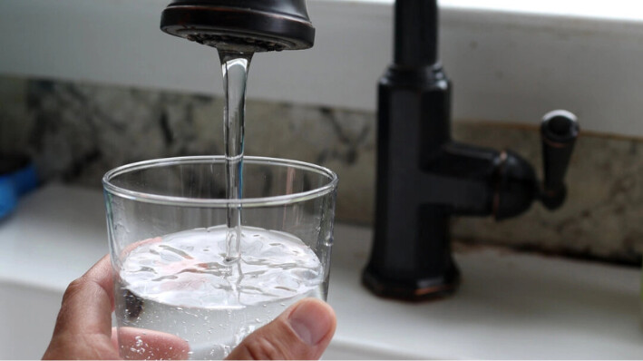 El agua de un grifo cae a un vaso en San Anselmo, California, el 6 de julio de 2023. Justin Sullivan/Getty Images