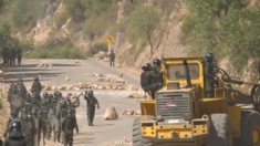 Afines a Evo Morales y la Policía se enfrentan en un operativo de desbloqueo de carreteras