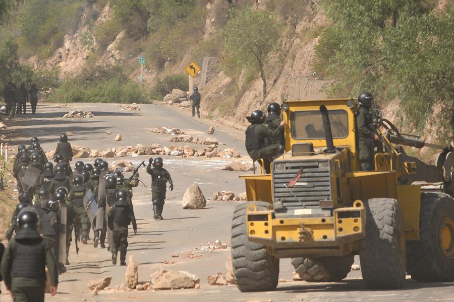 Afines a Evo Morales y la Policía se enfrentan en un operativo de desbloqueo de carreteras