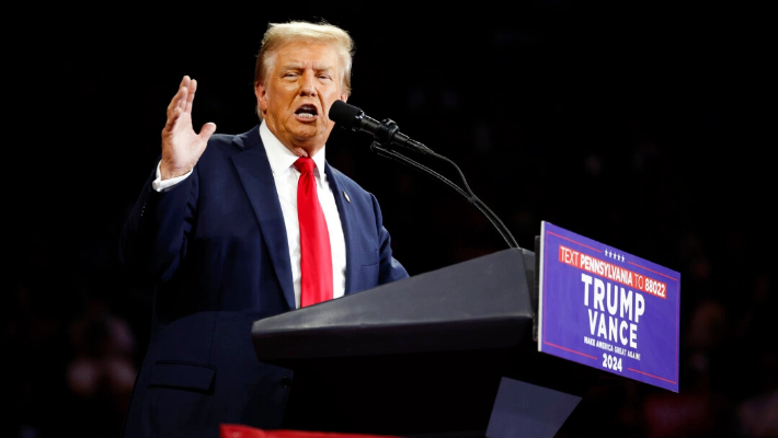 El expresidente Donald Trump pronuncia un discurso en un mitin de campaña en el Santander Arena, en Reading, Pensilvania, el 9 de octubre de 2024. (Chip Somodevilla/Getty Images)