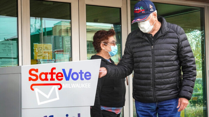 Residentes depositan votos por correo en una urna oficial fuera de una biblioteca en Milwaukee el 20 de octubre de 2020. Scott Olson/Getty Images