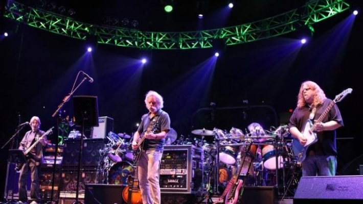 (I-D) Miembros de The Dead Phil Lesh, Bob Weir y Warren Haynes actúan en The Forum de Los Ángeles el 9 de mayo de 2009. (Vince Bucci/Getty Images)