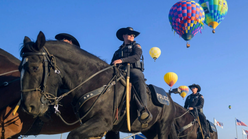 La Unidad Montada a Caballo del Departamento de Policía de Albuquerque patrulla durante la 52ª Fiesta Internacional del Globo de Albuquerque en Albuquerque, N.M., el 5 de octubre de 2024. (Roberto E. Rosales/AP)