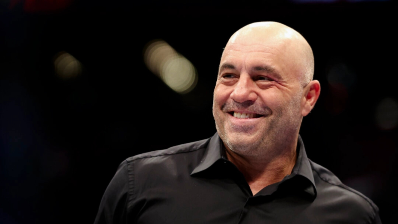 Joe Rogan durante el UFC 274 en el Footprint Center de Phoenix, Arizona, el 7 de mayo de 2022. (Christian Petersen/Getty Images)