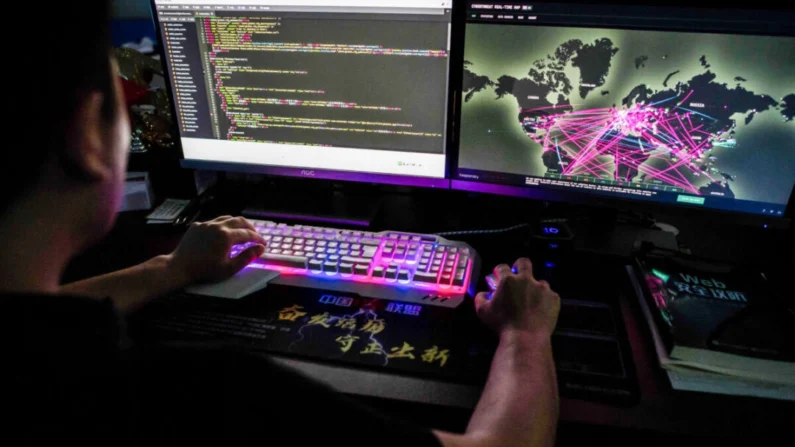 Un miembro del grupo de hackers Red Hacker Alliance utiliza un sitio web que monitorea ciberataques globales en su computadora en Dongguan, provincia de Guangdong, China, el 4 de agosto de 2020. (Nicolas Asfouri/AFP vía Getty Images)