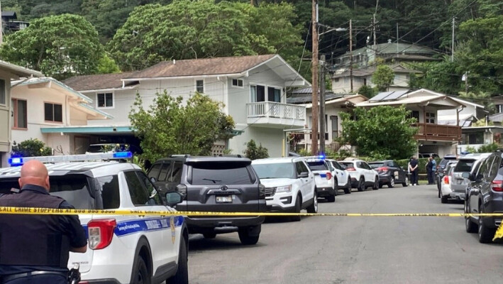 La policía de Honolulu en la escena de un crimen en el barrio Manoa de Honolulu, el 10 de marzo de 2024. Craig T. (Kojima/Honolulu Star-Advertiser vía AP).