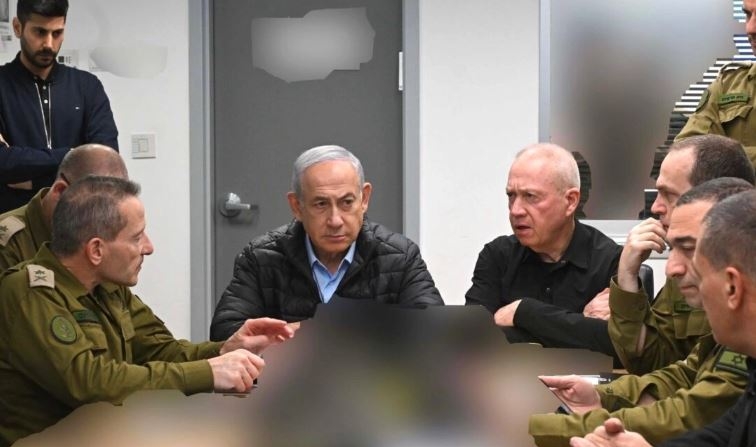 El primer ministro israelí, Benjamin Netanyahu, con el ministro de Defensa de Israel  Yoav Gallant  en el centro de operaciones en la sede del ministerio de Defensa de Israel, en Tel Aviv, Israel, el 26 de octubre de 2024. (GPO vía Reuters)