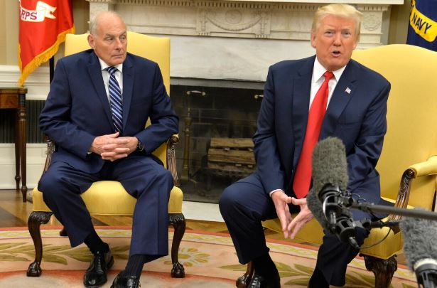 El presidente Donald Trump (d) hace declaraciones a la prensa tras la toma de posesión del nuevo jefe de gabinete de la Casa Blanca, John Kelly, en el Despacho Oval de la Casa Blanca el 31 de julio de 2017. (Mike Theiler-Pool/Getty Images)