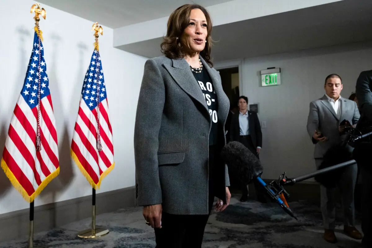 La vicepresidenta y candidata presidencial demócrata Kamala Harris habla con la prensa antes de un acto de campaña en Detroit, Michigan, el 19 de octubre de 2024. (Saul Loeb/AFP vía Getty Images)