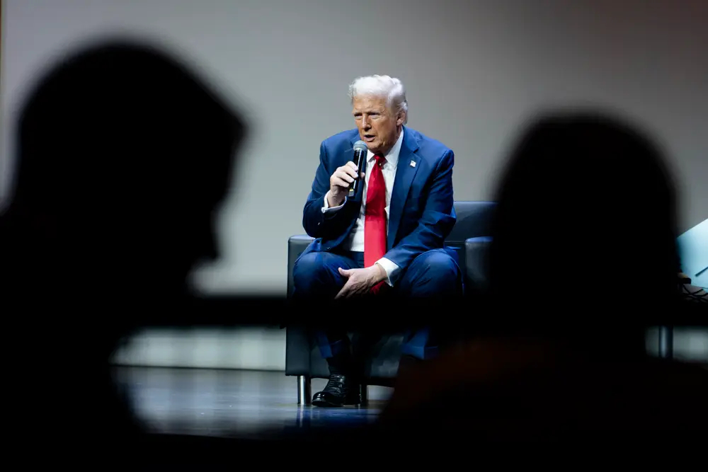 El candidato presidencial republicano, el expresidente Donald Trump, habla en el Club Económico de Detroit, en Detroit, Michigan, el 10 de octubre de 2024. (Madalina Vasiliu/The Epoch Times)