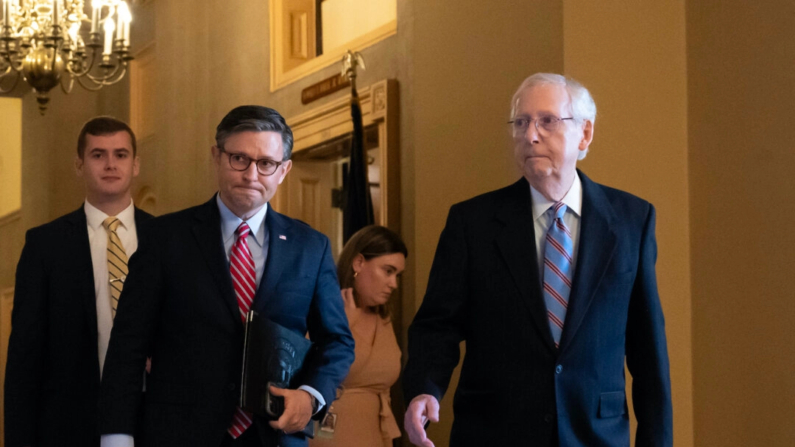 El presidente de la Cámara de Representantes de EE. UU., Mike Johnson (R-La.), camina junto al líder de la minoría del Senado, Mitch McConnell (R-Ky), de camino a una reunión en el Capitolio de EE. UU. en Washington el 29 de noviembre de 2023. (Drew Angerer/Getty Images)