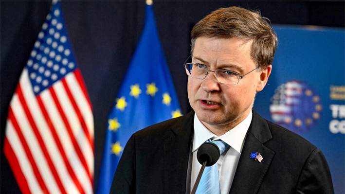 El responsable de Comercio de la Unión Europea, Valdis Dombrovskis, ofrece una rueda de prensa en Lulea, al norte de Suecia, el 31 de mayo de 2023. (Jonas Ekstromer/ Agencia de noticias TT/AFP vía Getty Images)