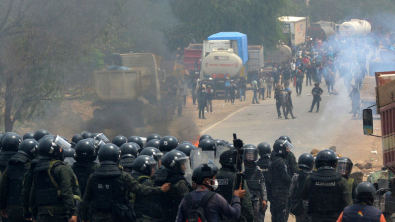 Manifestantes que apoyan al expresidente Evo Morales chocan con la policía antidisturbios durante un bloqueo de carreteras en Cochabamba, Departamento de Cochabamba, Bolivia, el 25 de octubre de 2024. (Fernando Cartagena/AFP vía Getty Images)