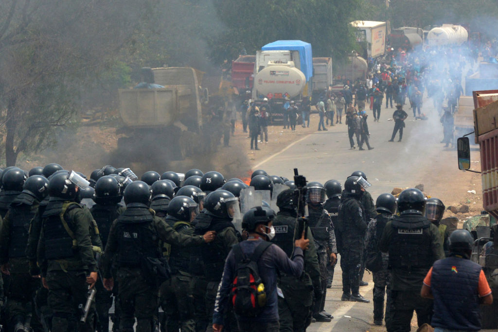 Enfrentamiento en Bolivia deja 14 policías heridos y 44 detenidos