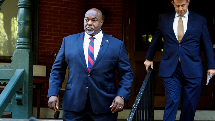 El vicegobernador de Carolina del Norte, Mark Robinson, llega a una rueda de prensa en Raleigh, Carolina del Norte, el 15 de octubre. (Karl B DeBlaker/Foto AP)