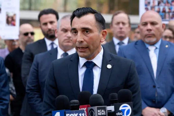 El fiscal federal Martin Estrada habla con los periodistas frente al edificio federal de EE. UU. en el centro de Los Ángeles el 2 de mayo de 2024. (Richard Vogel/AP Photo)