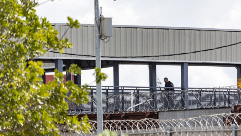 Un hombre cruza a Estados Unidos desde México en San Ysidro, California, el 2 de febrero de 2024. (John Fredricks/The Epoch Times)