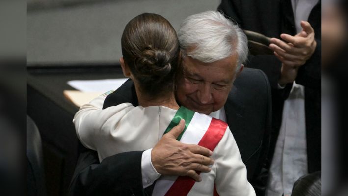 El presidente saliente de México, Andrés Manuel López Obrador, abraza a la nueva presidenta Claudia Sheinbaum (izq.) durante la ceremonia de toma de posesión en el Congreso de la Unión en la Ciudad de México el 1 de octubre de 2024. (YURI CORTEZ/AFP vía Getty Images)