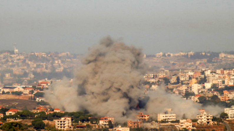 El humo se eleva desde el lugar de un ataque aéreo israelí que tuvo como objetivo la aldea de Kfar Roummane, en el sur del Líbano, el 26 de octubre de 2024, en medio de la guerra en curso entre Israel y Hezbolá. (AFP vía Getty Images)