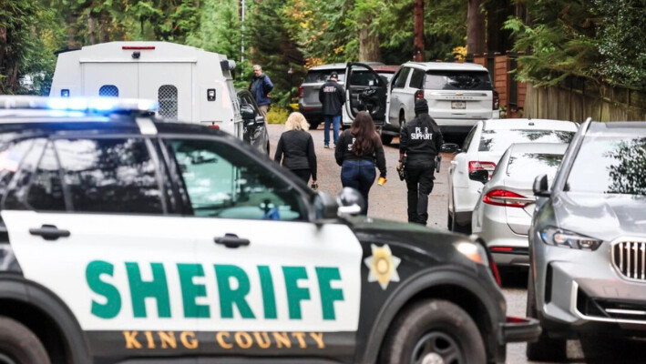 La policía llega al lugar de un tiroteo en Fall City, Washington, el 21 de octubre de 2024. (Kevin Clark/The Seattle Times vía AP).
