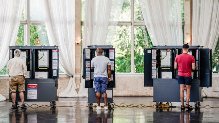 Ciudadanos estadounidenses emiten su voto en las elecciones primarias de Georgia en un colegio electoral de Atlanta, Georgia, el 21 de mayo de 2024. (Elijah Nouvelage/Getty Images)