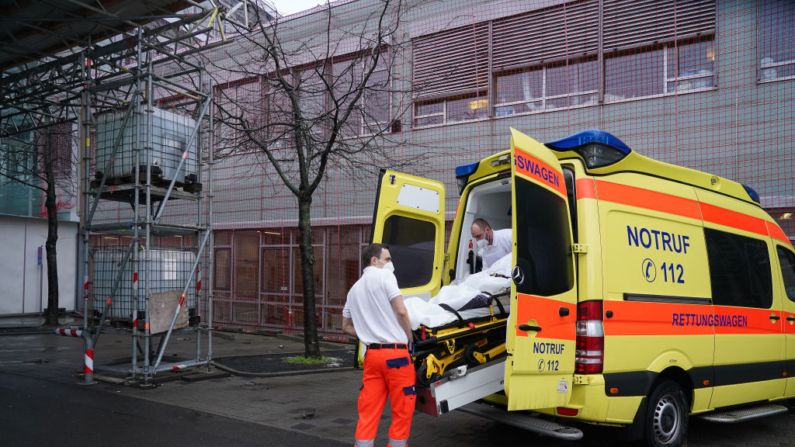 Trabajadores de ambulancia descargan a un paciente en el hospital universitario de Leipzig (Universitaetsklinikum Leipzig), el 12 de enero de 2021 en Leipzig, Alemania. (Sean Gallup/Getty Images)