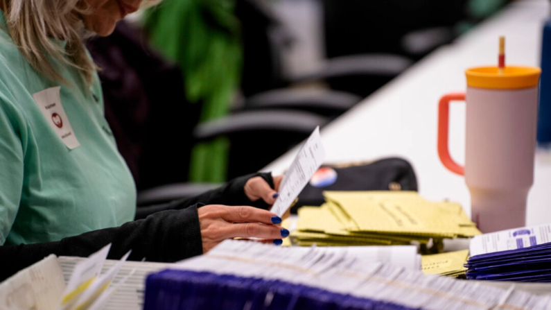 Un voluntario electoral prepara las boletas de voto por correo para escanearlas en el Centro Gubernamental del Condado de Lancaster, en Lancaster, Pensilvania, el 23 de abril de 2024. (Madalina Vasiliu/The Epoch Times)
