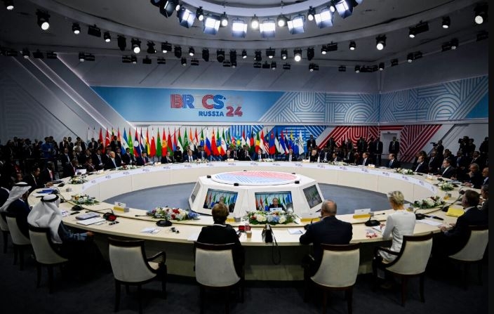 El presidente de Rusia, Vladimir Putin, pronuncia un discurso durante la reunión de formato ampliado de la cumbre de los BRICS en Kazán, Rusia, el 23 de octubre de 2024. (Alexander Nemenov/AFP vía Getty Images)