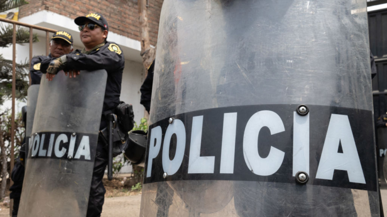 El excomandante general de la Policía Nacional del Perú (PNP) Jorge Angulo denunció este sábado que desconocidos ingresaron a su vivienda y robaron objetos personales como su celular, computadora portátil y documentos. Imagen de archivo. (Cris Bouroncle/AFP vía Getty Images)