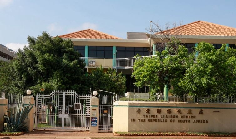 Vista general de la Oficina de Enlace de Taiwán situada en Hatfield, Pretoria, el 22 de octubre de 2024. Sudáfrica ordenó a la oficina de representación de Taiwán que se traslade fuera de la capital, Pretoria. (Phill Magakoe/AFP vía Getty Images)