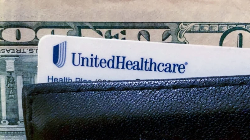 Una tarjeta de seguro médico de UnitedHealth Group en una cartera el 14 de octubre de 2019. Lucy Nicholson/Ilustración/Reuters