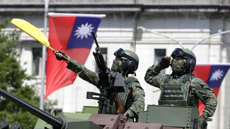 Soldados taiwaneses saludan durante las celebraciones del Día Nacional frente al Edificio Presidencial en Taipéi, Taiwán, el 10 de octubre de 2021. (Chiang Ying-ying/Foto AP)
