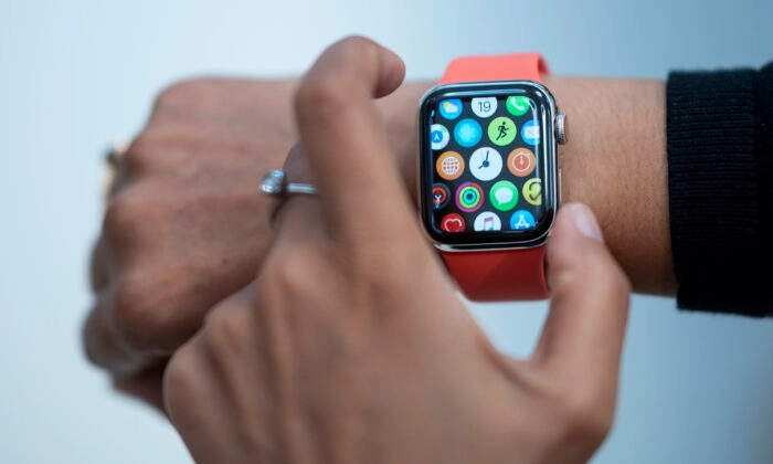 Un empleado hace una demostración del nuevo reloj de Apple en el interior de la recién renovada Apple Store de la Quinta Avenida de Nueva York, el 19 de septiembre de 2019. (Johannes Eisele/AFP vía Getty Images)
