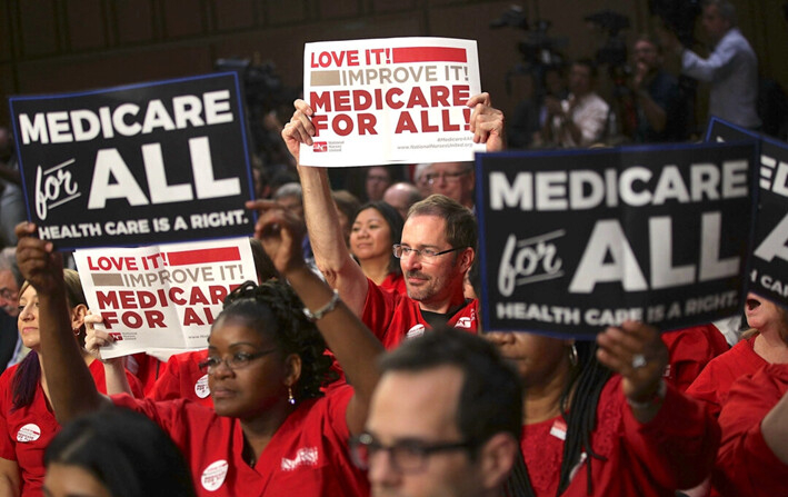 La gente aboga por una legislación que impulse el Medicare para todos, en una manifestación sobre atención médica en el Capitolio de EE. UU., el 13 de septiembre de 2017. (Alex Wong/Getty Images)