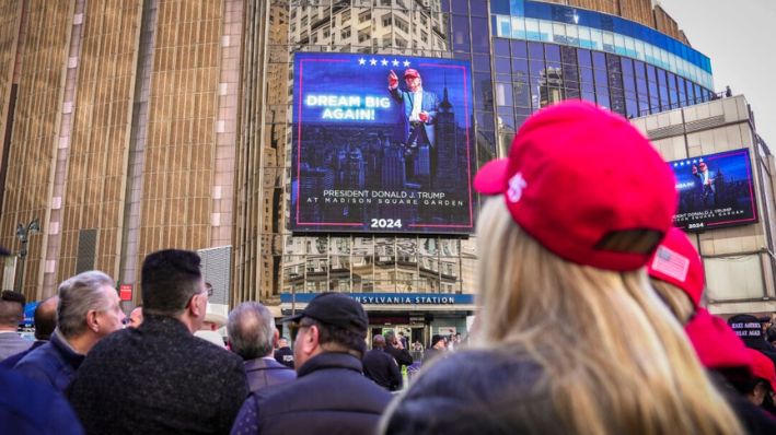 La gente hace cola para entrar en un mitin con el expresidente Donald J. Trump en el Madison Square Garden de Nueva York el 27 de octubre de 2024. (Samira Bouaou/The Epoch Times)