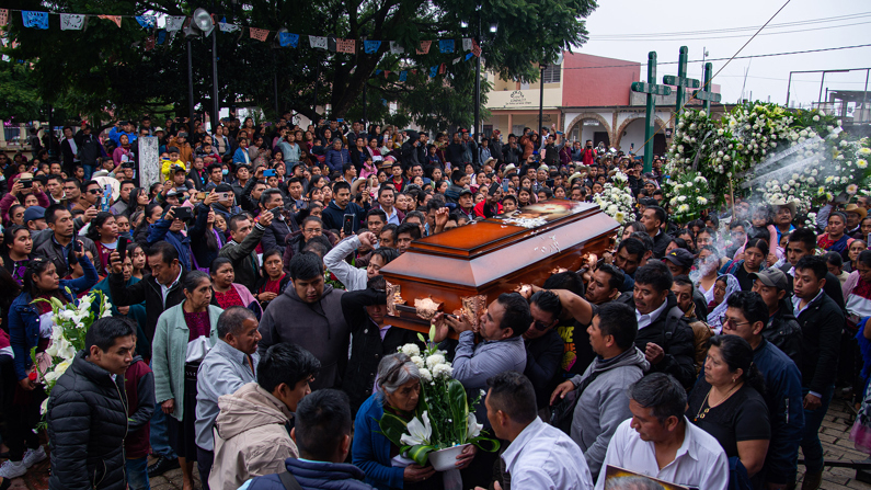 Cientos de personas participan en el funeral del sacerdote Marcelo Pérez el pasado martes, en San Andrés Larráinzar, estado de Chiapas, México. (EFE/ Carlos López)